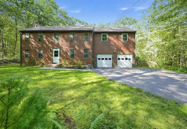 6 Woodview Dr, Hubbardston, MA 01452