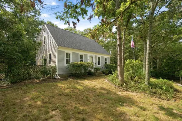 16 Gunters Ln, Mashpee, MA 02649