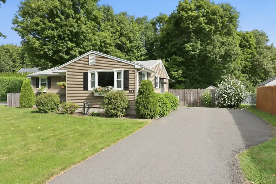 393 Cherry St, Holyoke, MA 01040 - #2