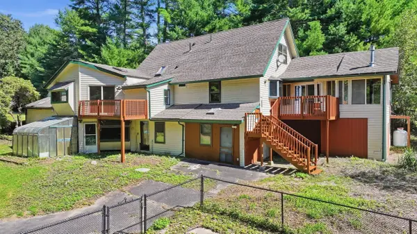 5 Old Farm Cir, Belchertown, MA 01007
