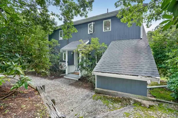 14 High Meadow Ln, Oak Bluffs, MA 02557