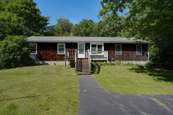 68 School St, Upton, MA 01568