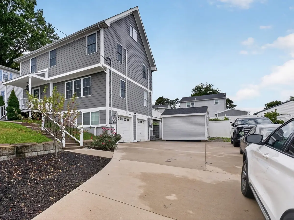 17 Montgomery St, Fall River, MA 02720 - #1