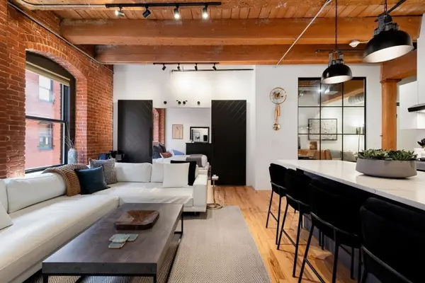 21 Wormwood St #422, Boston, MA 02210