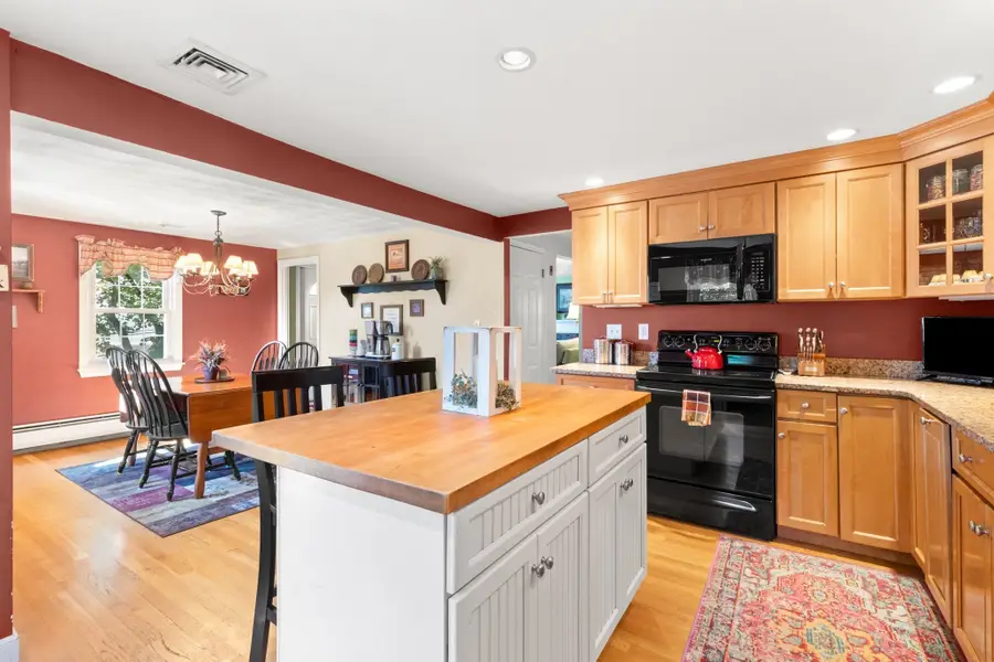 69 Hemlock St, Arlington, MA 02474 - #3
