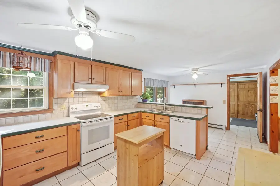 8 Glenmere Rd, Charlton, MA 01507 - #3