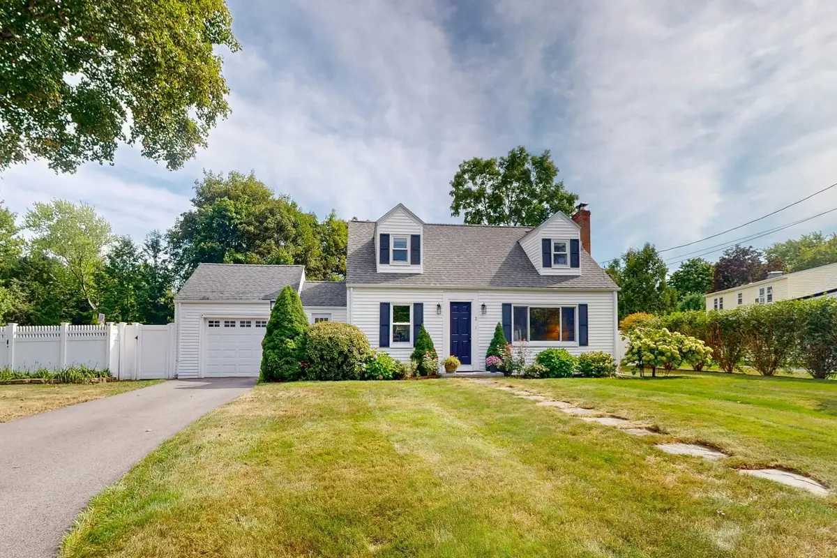 3 Remsen Ave, Medfield, MA 02052 - #1