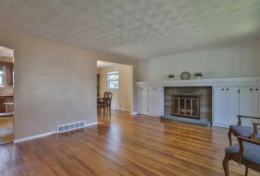136 Sherwood Dr S, Marlborough, MA 01752 - #3