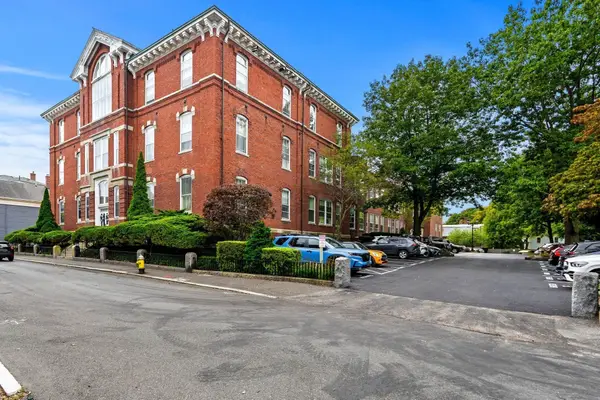 35 Flint St #205, Salem, MA 01970