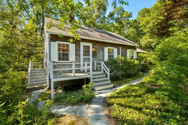 89 F R Lillie, Falmouth, MA 02543