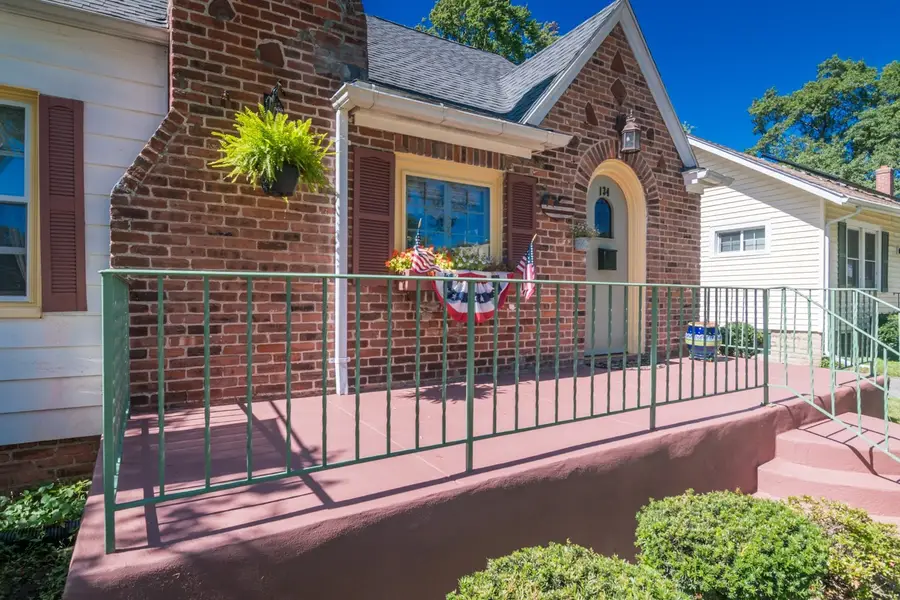 134 Eddywood St, Springfield, MA 01118 - #3