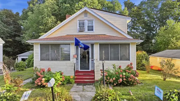 55 Clover St, Worcester, MA 01603