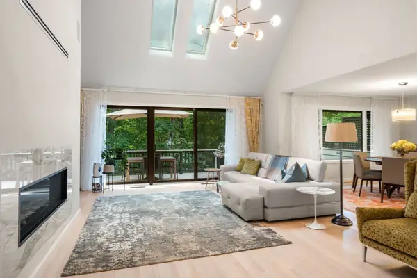 213 Nahanton St #213, Newton, MA 02459