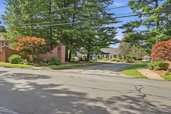 7 Mansion Woods Dr #b, Agawam, MA 01001