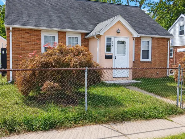 223 East St, Springfield, MA 01104