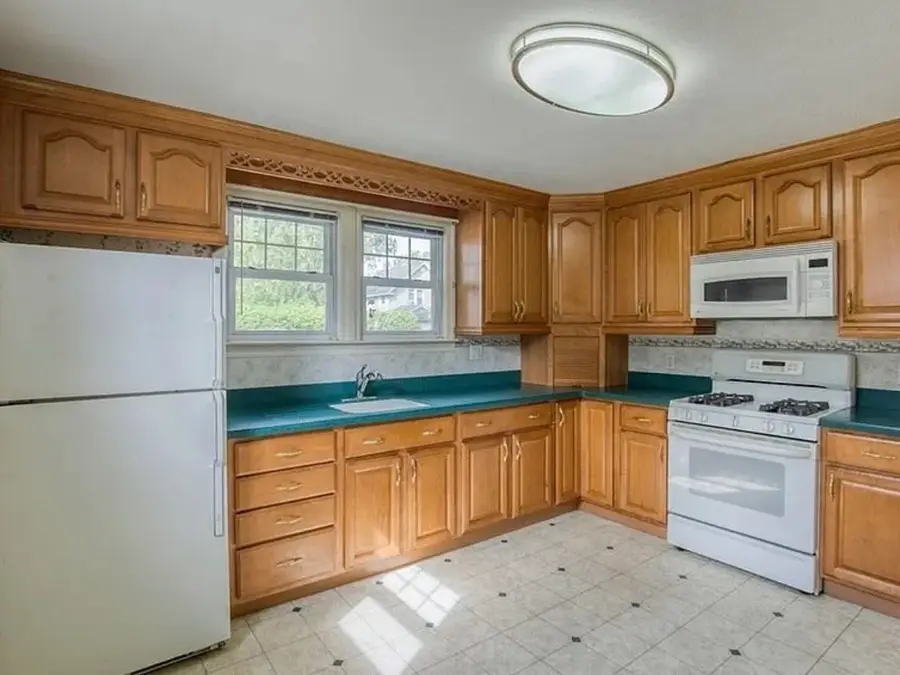 223 East St, Springfield, MA 01104 - #3
