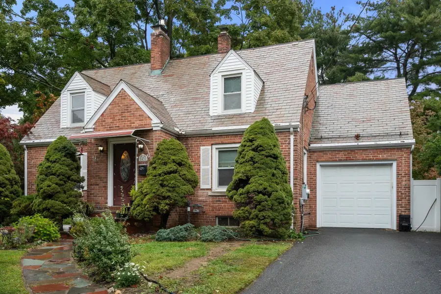 43 Winsor St, Ludlow, MA 01056 - #3