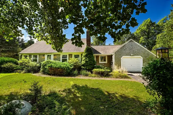 34 Bob White Ln, Falmouth, MA 02540