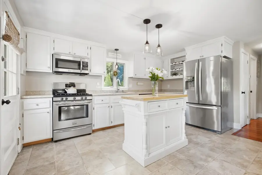 27 Pickering Street, Danvers, MA 01923 - #3