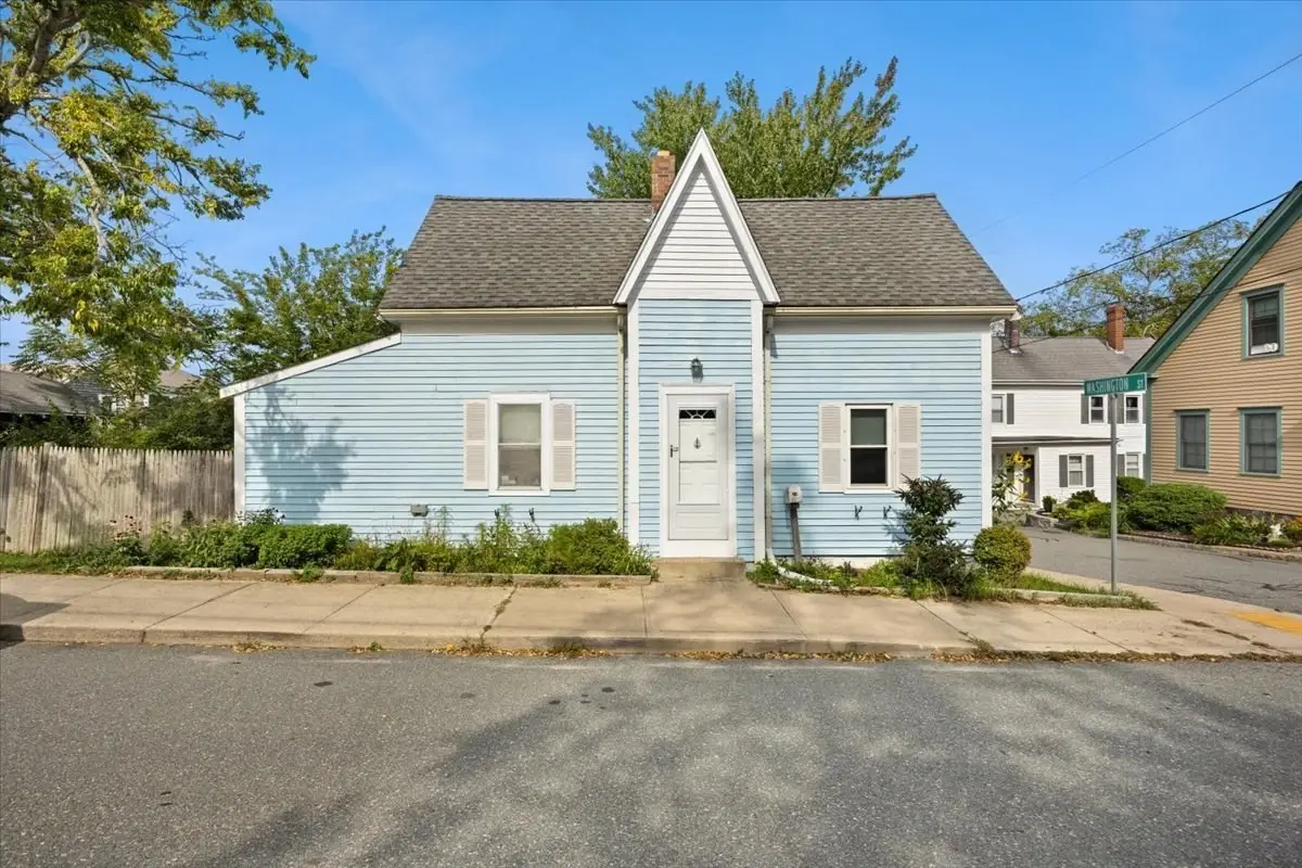 28 Mayflower St, Plymouth, MA 02360 - #1