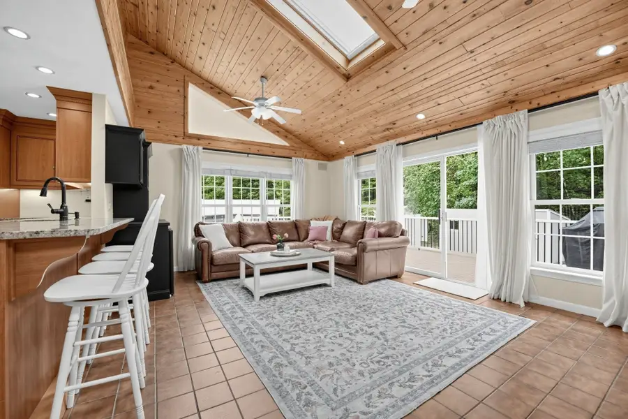 21 Andrew Cir, Stoughton, MA 02072 - #2