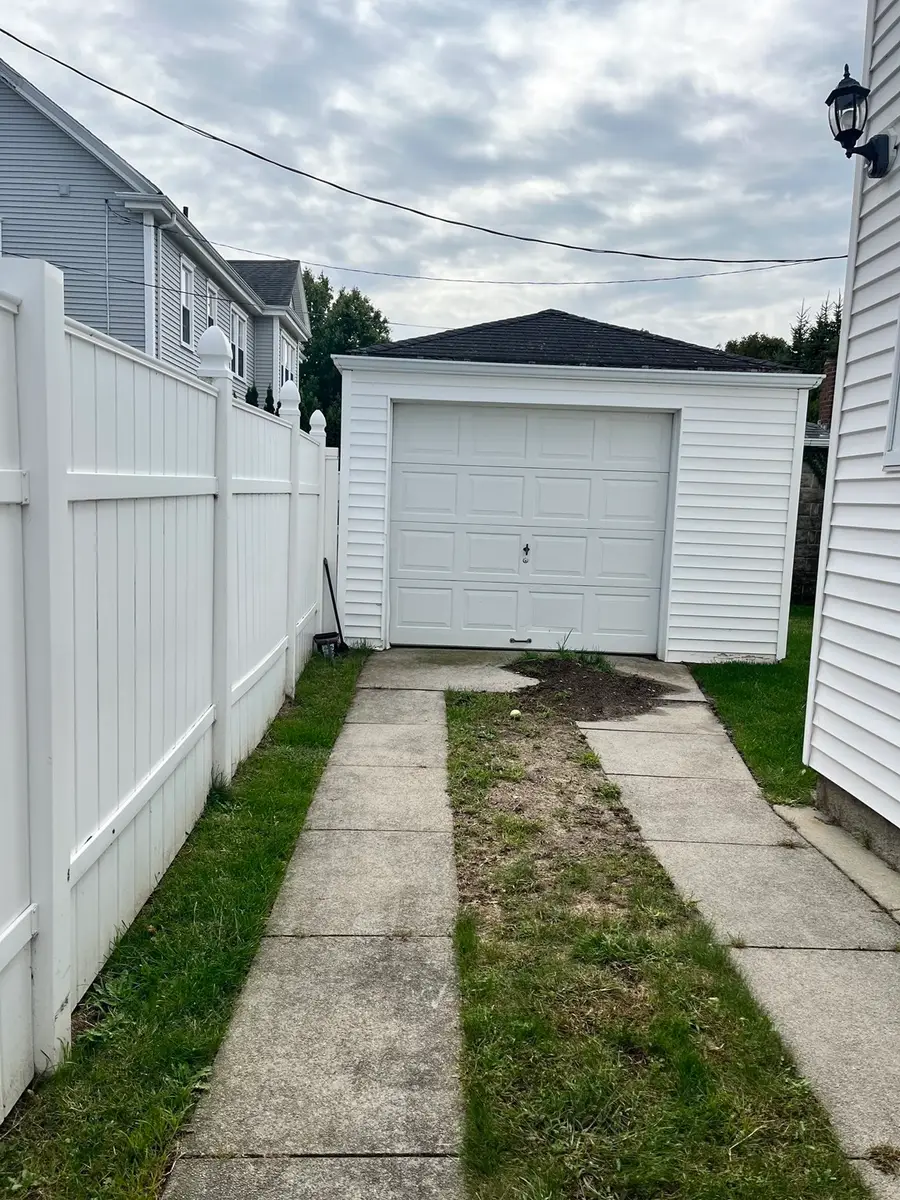 412 Arnold St, New Bedford, MA 02740 - #3