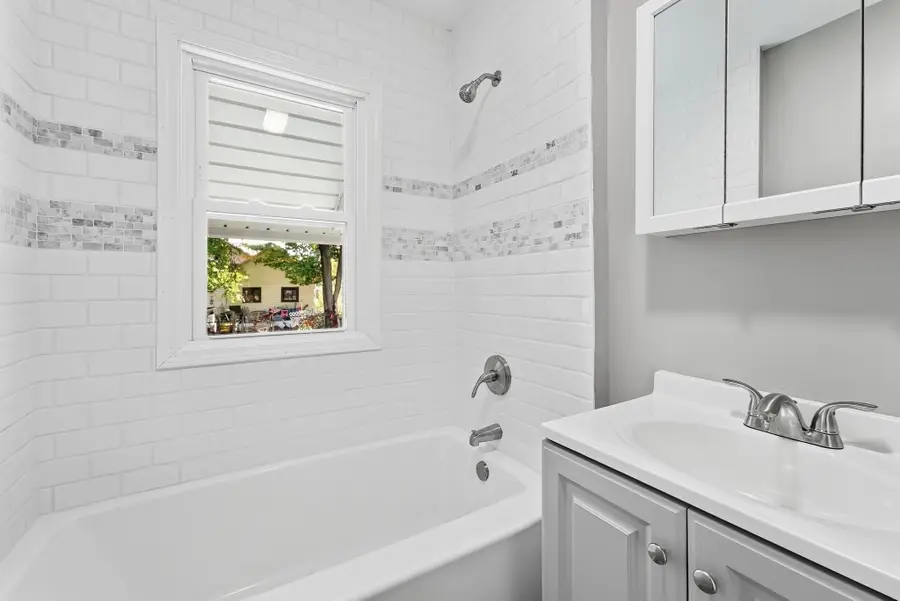 195 Jasper St, Springfield, MA 01109 - #3