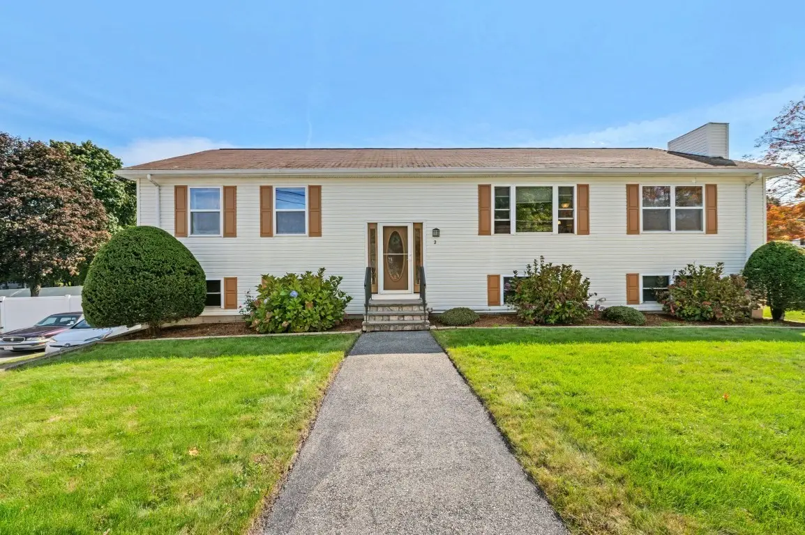 3 Gatta Cir, Woburn, MA 01801 - #1