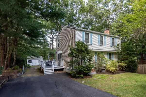 11 Lantern Ln, Plymouth, MA 02360