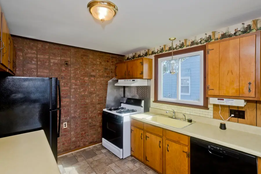 29 Marguerite St, Chicopee, MA 01020 - #3