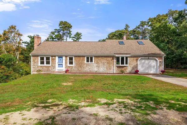 22 Little Ln, Harwich, MA 02645