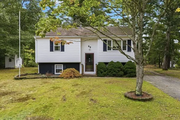 95 Mayflower Ln, Wareham, MA 02571