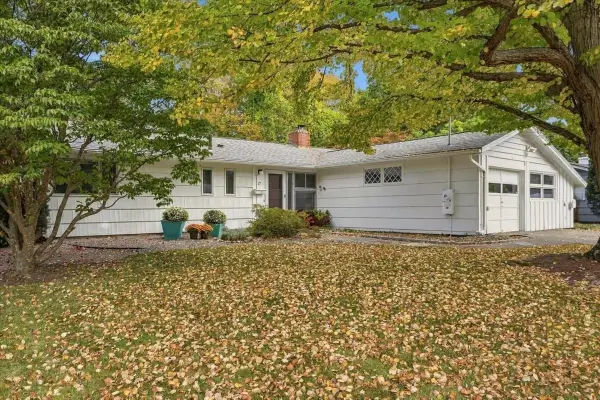 27 Ridgefield Dr, Framingham, MA 01701