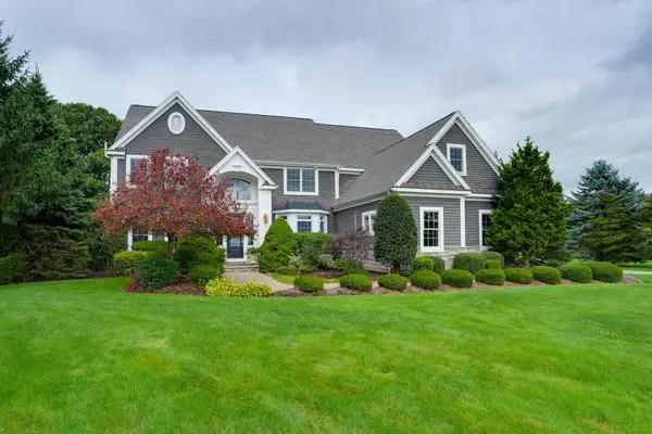 4 Nipmuc Ln, Southborough, MA 01772