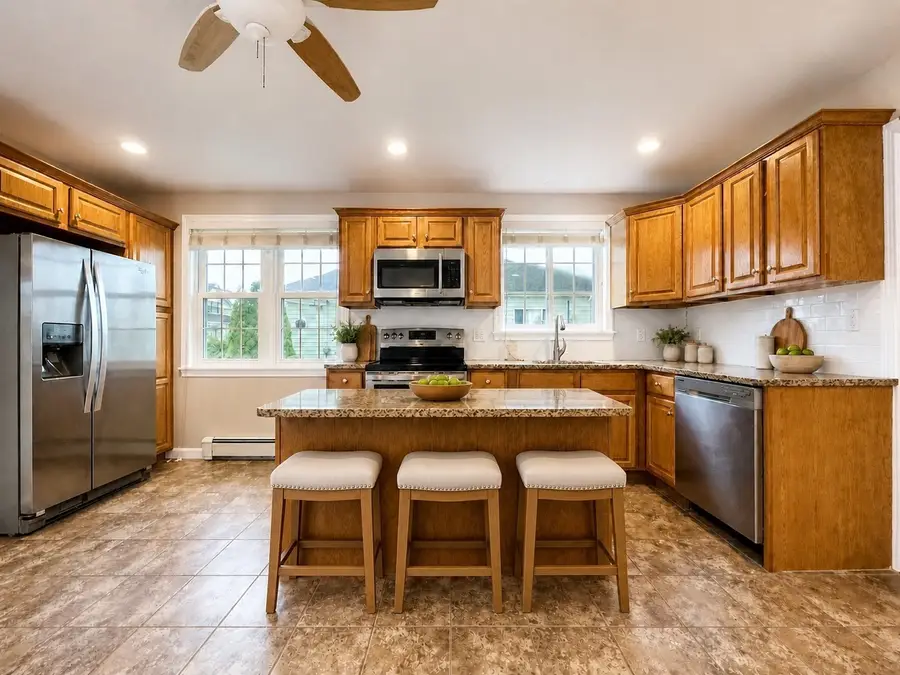 17 Raymond St, East Providence, RI 02914 - #3