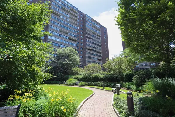 9 Hawthorne Pl #2C, Boston, MA 02114