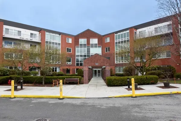 166 Place Ln #166, Woburn, MA 01801