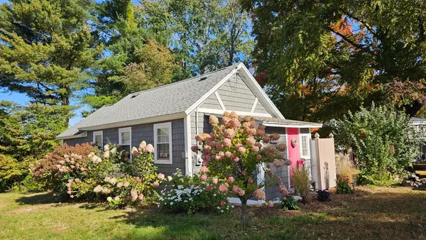 5 Lakeshore Dr, Wales, MA 01081