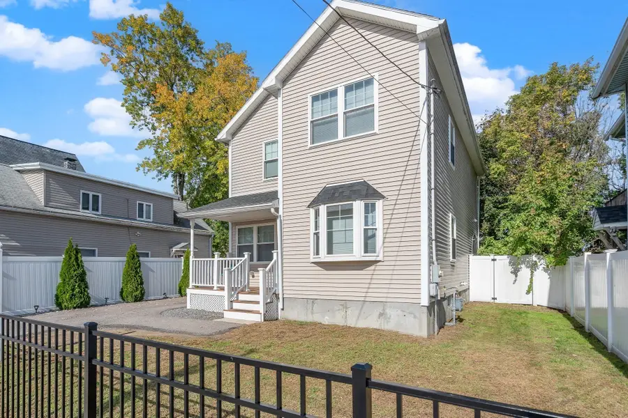 11 Blossom St, Lowell, MA 01852 - #3