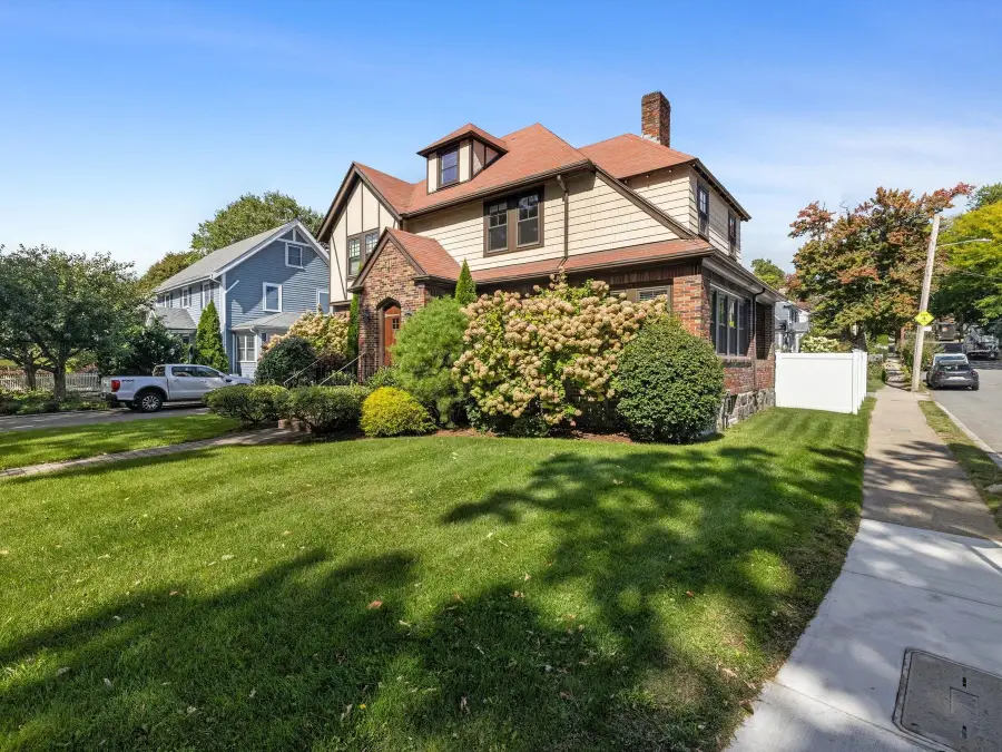 732 W Roxbury Pkwy, Boston, MA 02131 - #2