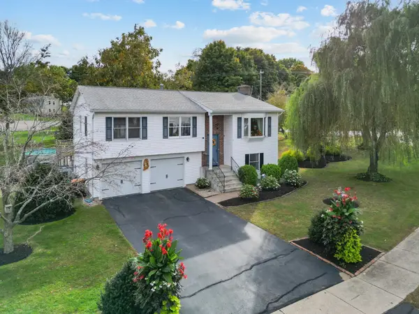 8 Oriole Dr, Agawam, MA 01030