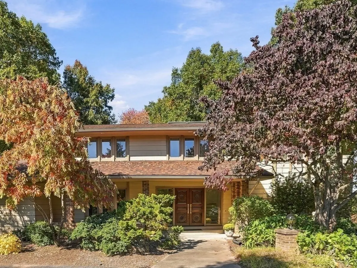 692 Wolf Swamp Rd, Longmeadow, MA 01106 - #1