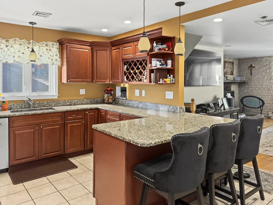 24 Charles St, Watertown, MA 02472 - #3
