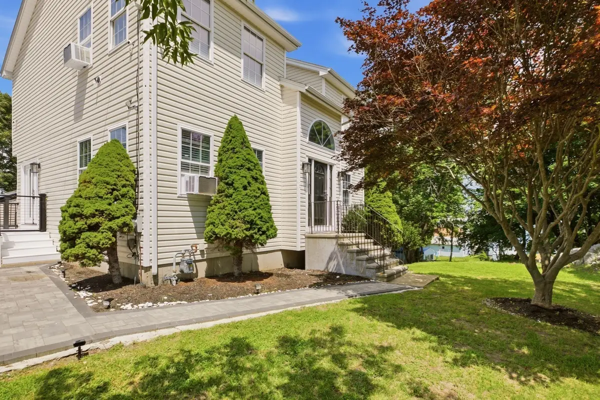 724 Woodman St, Fall River, MA 02724 - #1