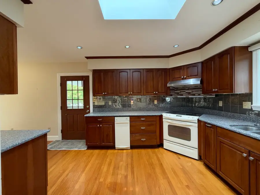 25 Wayne Memorial Dr, Dartmouth, MA 02747 - #3