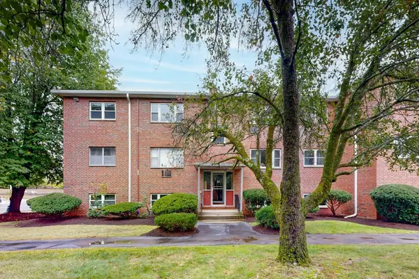 89 Walnut St #5, Newton, MA 02460