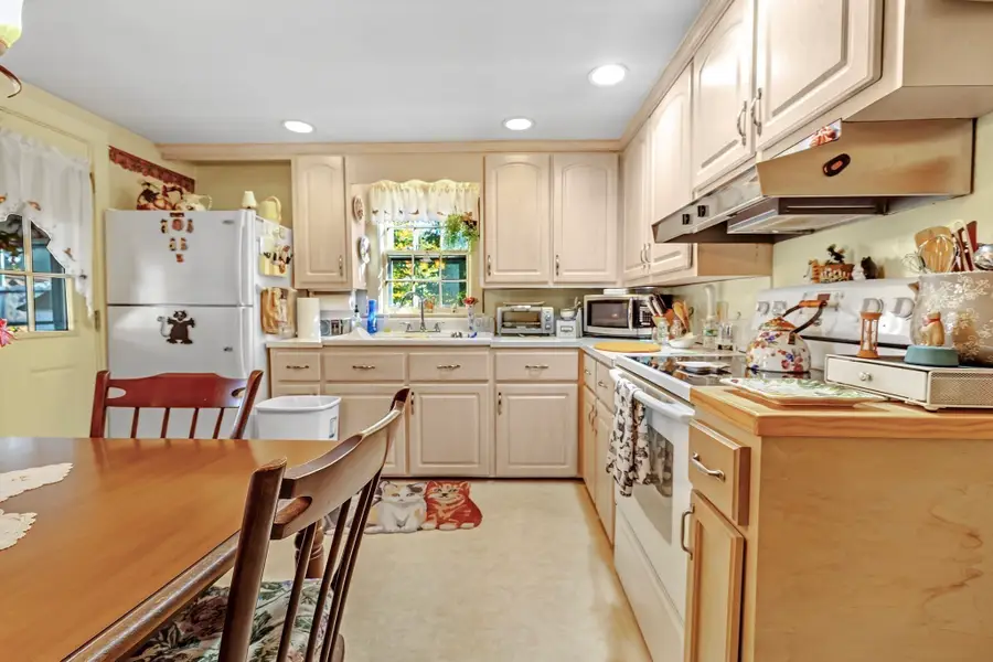 32 Harriet Rd, Abington, MA 02351 - #3