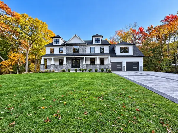 12 Beechwood Dr, Cranston, RI 02921