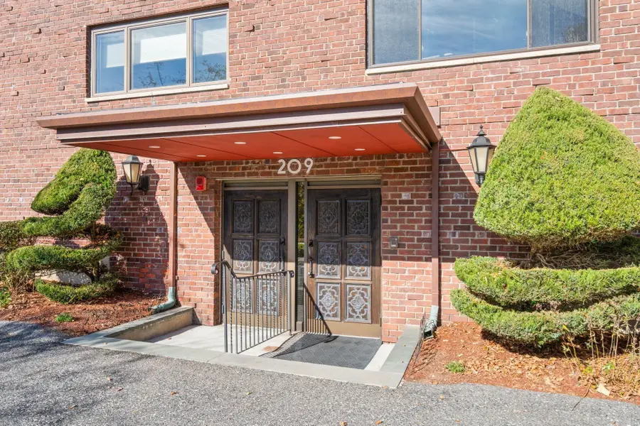 209 Commonwealth Ave #2A, Newton, MA 02467 - #2