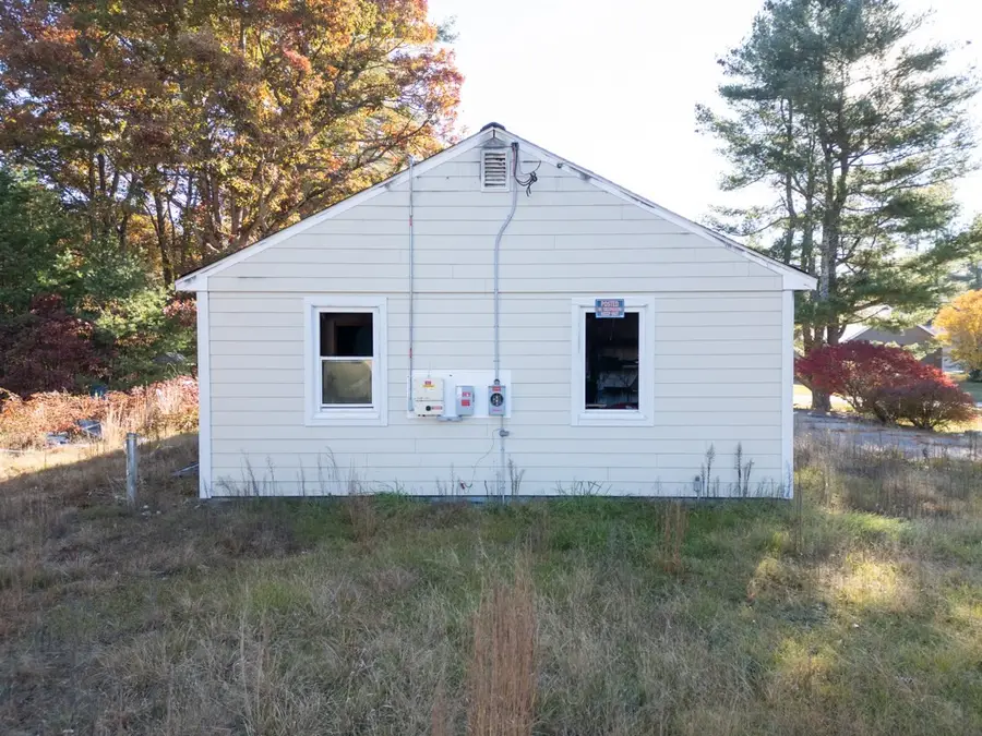 5 Burgess Rd, Townsend, MA 01469 - #3